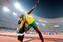 足球赛场焦点！荷兰队对阵巴西队，意外判罚引发热议，比赛氛围紧张